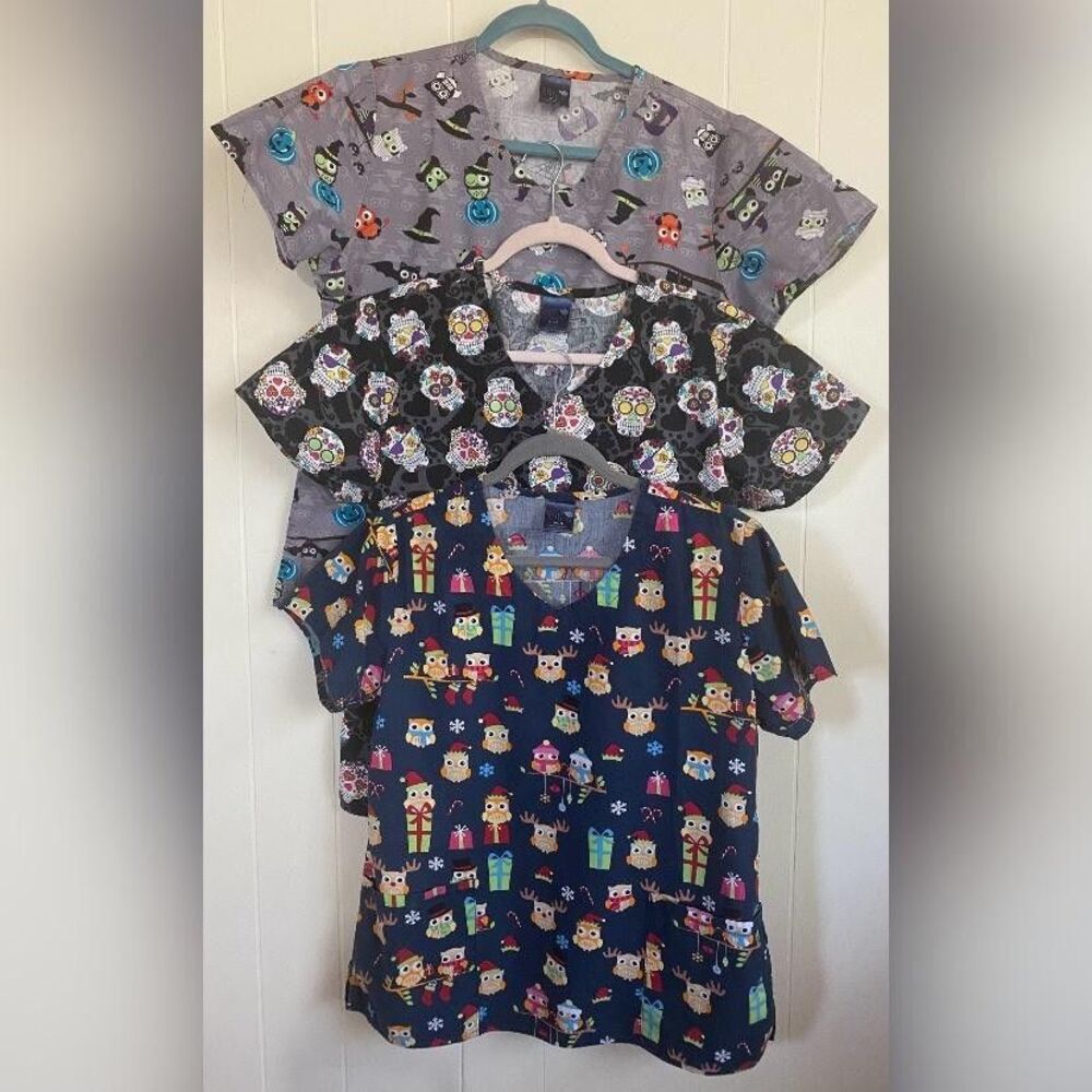 Zoe + Chloe Scrub Tops Women’s Medium Multicolor Holiday Owl Skull Tunic 3pc